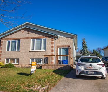 **BEAUTIFUL** RENOVATED 2 BEDROOM MAIN UNIT IN WELLAND!! - Photo 6