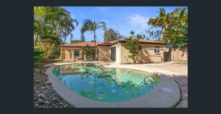 Tranquil Coastal Retreat: Charming 4-Bedroom House in Castaways Beach - Photo 5