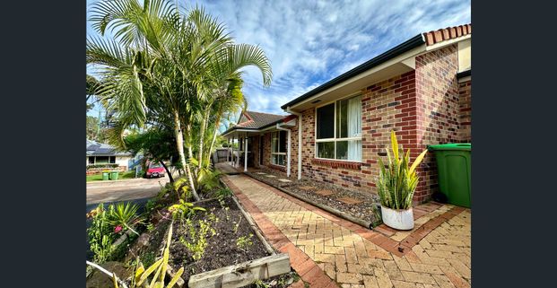 3 Bedroom House In Great Location !! - Photo 1