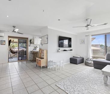 For Lease: Welcoming Interior and Fantastic Outdoor Entertaining Deck! - Photo 2