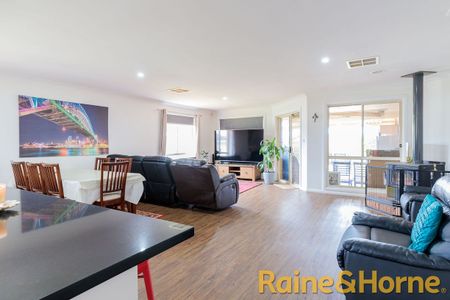 Spacious Family Home - Photo 2