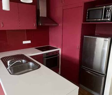 TIDY INNER CITY APARTMENT: - Photo 2