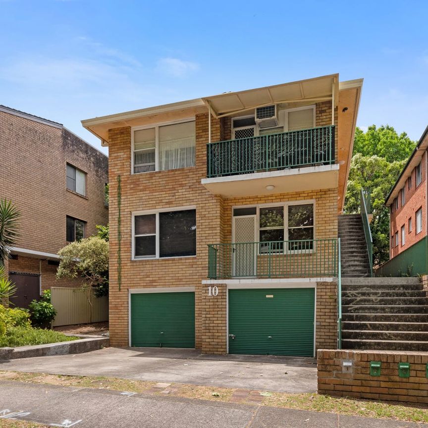 Sunny Top-Floor Apartment in a Quiet, Convenient Location - Photo 1