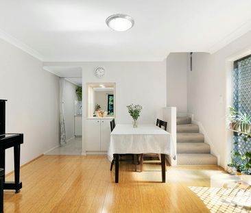 Double Brick Townhouse In Prime Location - Photo 4