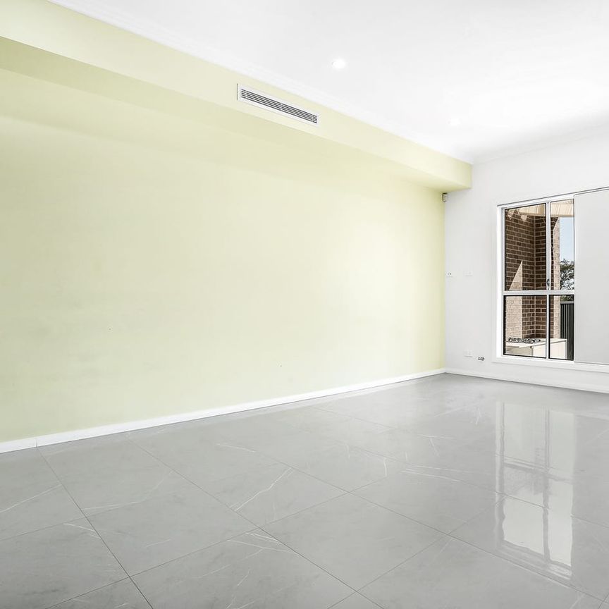 Immaculate duplex with premium finishes in quiet locale - Photo 1