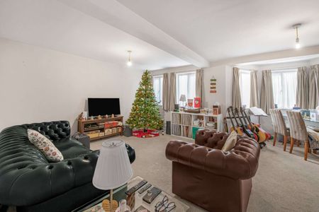 Bright one bedroom ground floor flat with off-street parking in Kew - Photo 4