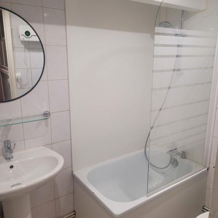 Au 1er étage sans ascenseur, un appartement comprenant: cuisine dinatoire aménagée et équipée, ... - Photo 4