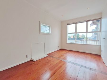 Sunny 5 Bedroom house in the prime location of Takapuna - Photo 3