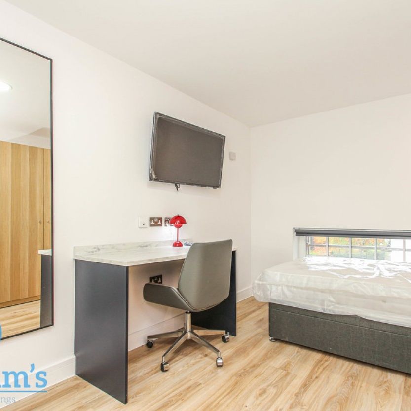 5 bed Apartment for Rent - Photo 1