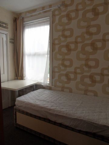 Room in a Shared House, Winsdon Road, LU1 - Photo 2
