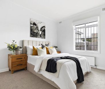 Charmingly renovated on a beautifully manicured block - Photo 2