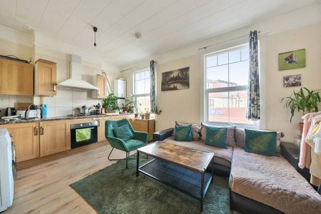 2 bedroom flat to rent - Photo 2