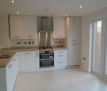 3 bedroom end of terrace house to rent - Photo 4