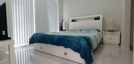 Immaculate Five Bedroom Quality Family Home - Close to all Amenities - Photo 5