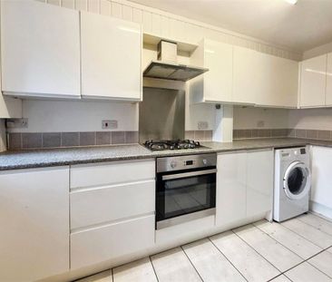 Freesia Drive, Bisley, Woking, Surrey, GU24 9HA - Photo 4