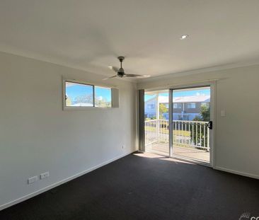 Spacious Modern Townhouse in Prime Location - Photo 5