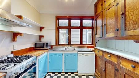 CENTRALLY LOCATED 4 BEDROOM HOME - Photo 3