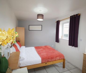 1 bedroom in a house share to rent - Photo 2