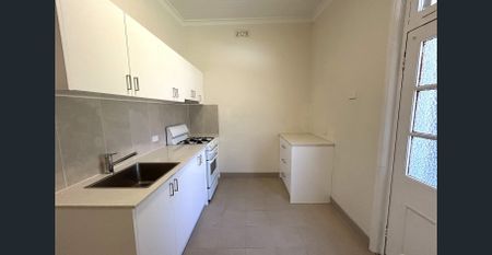 Newly Renovated, spacious one bedroom duplex - Photo 2