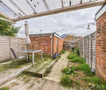 Pinewood Park, Farnborough, Berkshire, GU14 - Photo 5