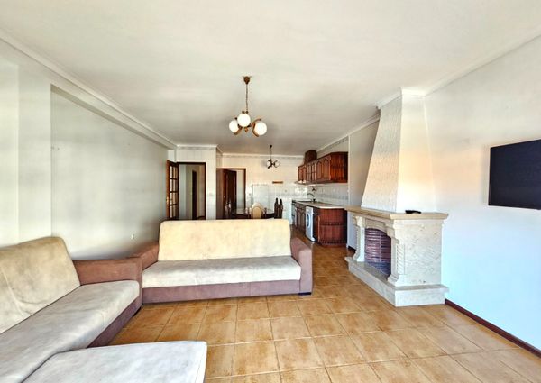 2 bedroom flat with balcony a stone's throw from Vageira Beach!