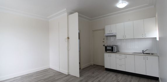 Studio in Convenient Location - Photo 2