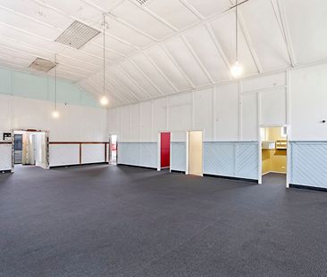 Spacious Home With Flexible Layout - Great Convenient Location - Photo 2
