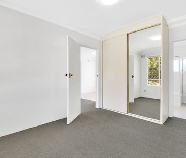 Refreshed One Bedroom Unit With Internal Laundry, Built-in & Single Car Space - Photo 1