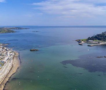 A delightful 3 bedroom traditional three storey Marazion town house... - Photo 1