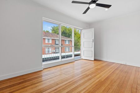 LIGHT AND WELL PRESENTED 1 BEDROOM UNIT - Photo 3