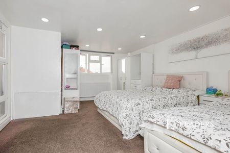 4 bedroom semi-detached house to rent - Photo 5