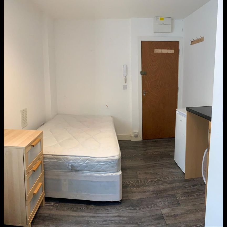 Bedsit, High Road, IG1 - Photo 1