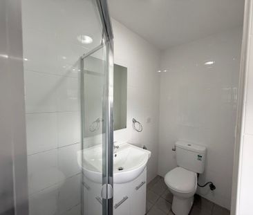 Three Bedroom Unit in Prime Location!! - Photo 6
