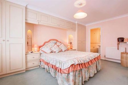 Trentham Lodge, EN1 - Photo 3