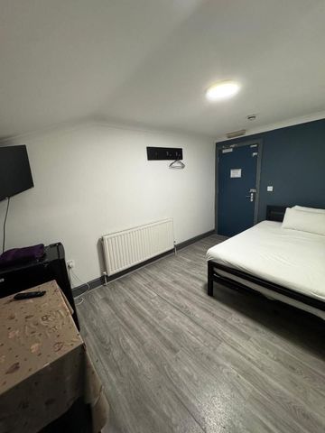 Room in a Shared House, Bridgeway, IG11 - Photo 3