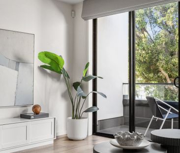 Stylish two level living in the heart of Essendon - Photo 2