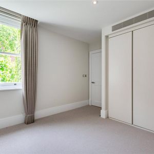 2 bedroom flat in Chelsea - Photo 2