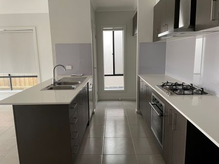 Family Home in Alamanda - Photo 5