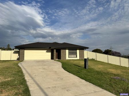 Beautiful Modern 3 Bedroom Home with Expansive Views - Photo 5