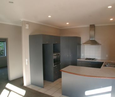 14 Milford Street, Aotea - Photo 1