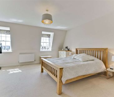 Modern semi-detached family home set in a gated development less than half a mile from Weybridge high street. - Photo 1