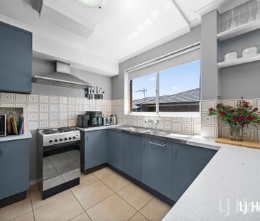 Split Level 2 Bedroom Townhouse in Central Queanbeyan - Photo 6