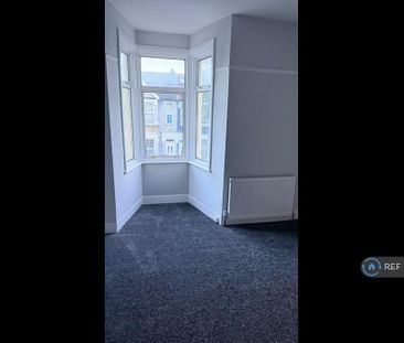 4 bedroom semi-detached house to rent - Photo 5