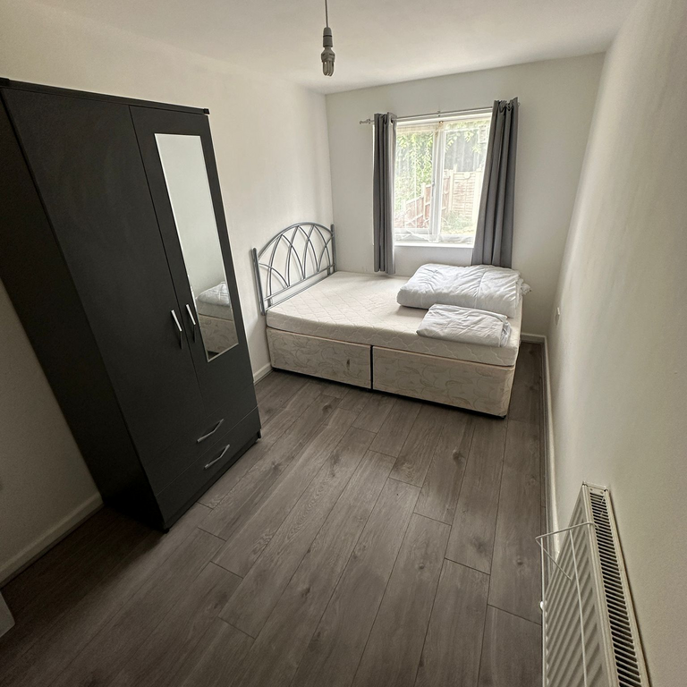 1 bedroom in a house share to rent - Photo 1