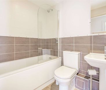 A superb city centre apartment with parking. - Photo 4