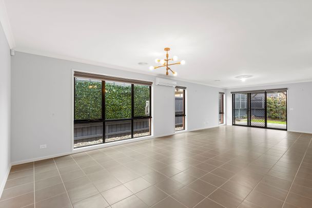 Spacious 4-Bedroom Home in South Morang - Photo 1