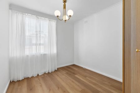 Welcome Home: Stylishly Renovated Top-Floor Apartment! - Photo 4