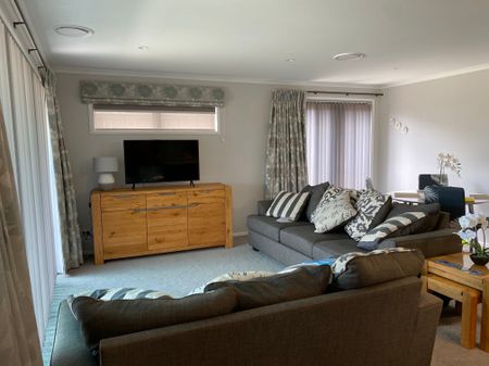 FULLY FURNISHED - 12 MONTH FIXED TERM - Photo 2
