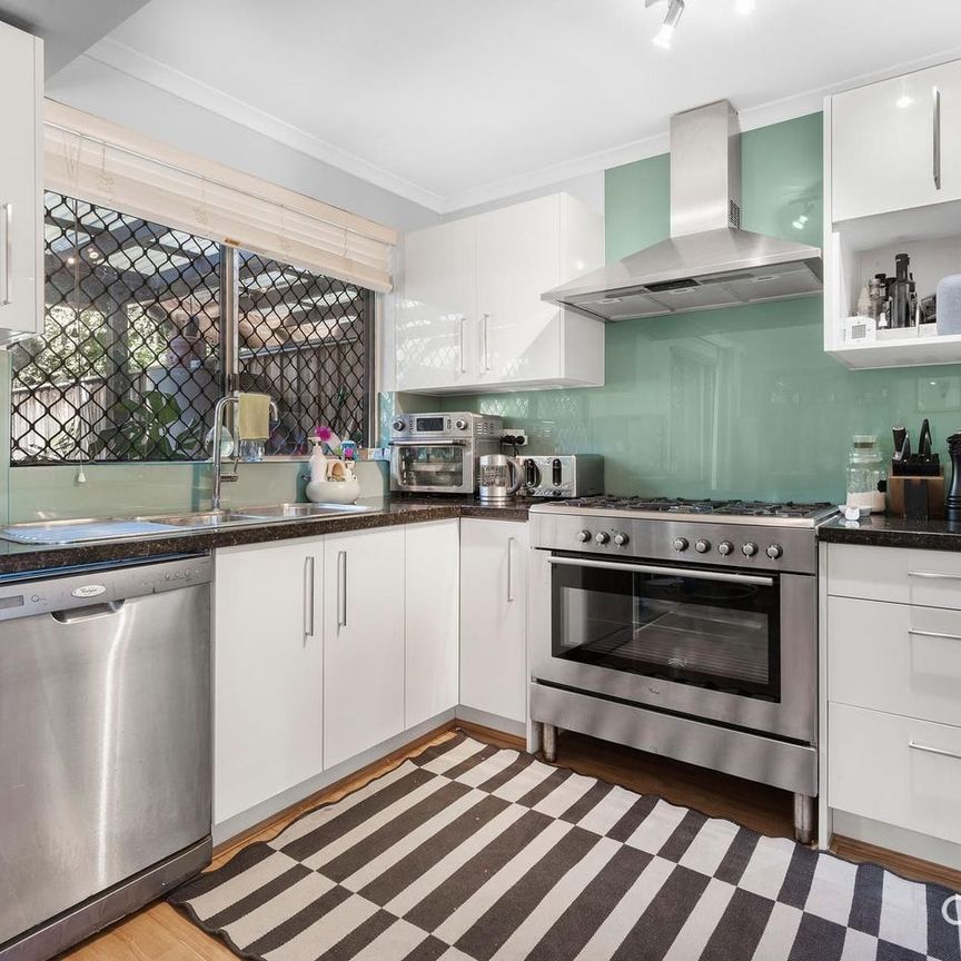 Three Bedroom Townhouse with Garage and Courtyard - Photo 1