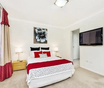 SPECTACULAR TOWNHOUSE IN THE HEART OF CASTLE HILL - Photo 3